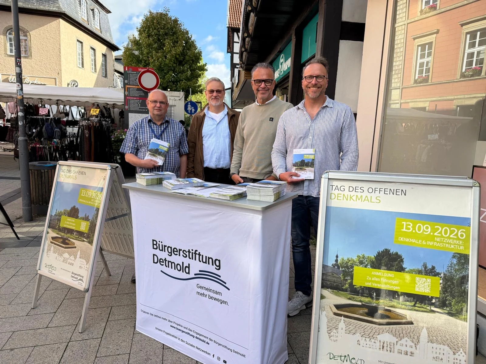 Vier Ehrenamtliche der BĂĽrgerstiftung Detmold verteilen auf dem Marktplatz BroschĂĽren zum Tag des offenen Denkmals 2026.