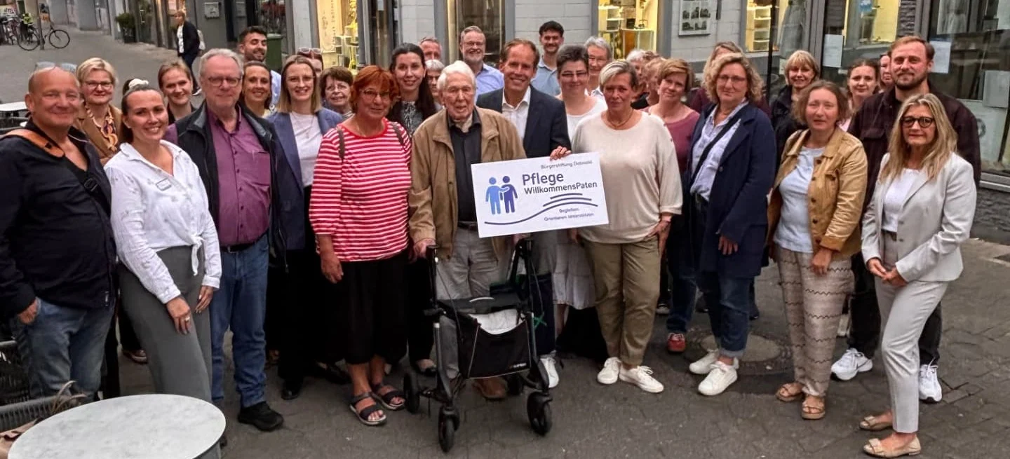 Vertreter lippischer Pflegeeinrichtungen und Pflegeschulen, Bürgerstiftung Detmold, Stadt Detmold, Netzwerk Lippe, Ausländerbehörde, Kommunalpolitik und kommunales Integrationsmanagement Kreis Lippe mit künftigen Pflege-WillkommensPaten beim ersten Projekttreffen. (Foto: Bürgerstiftung Detmold)